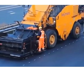 老外是如何铺路的，全部机械化操作，效率不是一般的高！