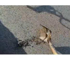 沥青路面是怎么铺设的？