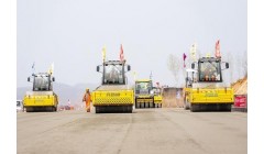 京哈高速九门口复线河北段开始路面施工
