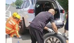 乌兰察布高速公路养护人员救助爆胎被困车辆