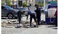松山社区修补育馨家园破损路面