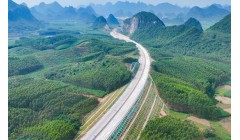 罗鹿高速项目主线路面水稳全线贯通