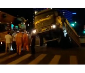 ​杭州江干区​​路面​​发生沉降 今天封闭​​施工​​开挖确定原因​