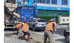 市区望江北路：路面破损坑洼 施工单位及时修补